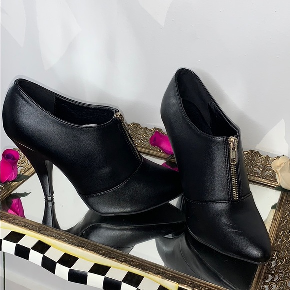 Olivia Miller Black Zipper Ankle Boots - Picture 1 of 6